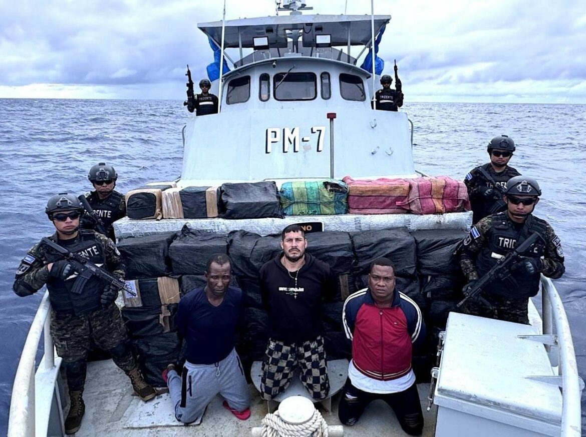 La Marina Nacional interceptó una embarcación que transportaban 1.3 toneladas de cocaína con un valor de $33 millones