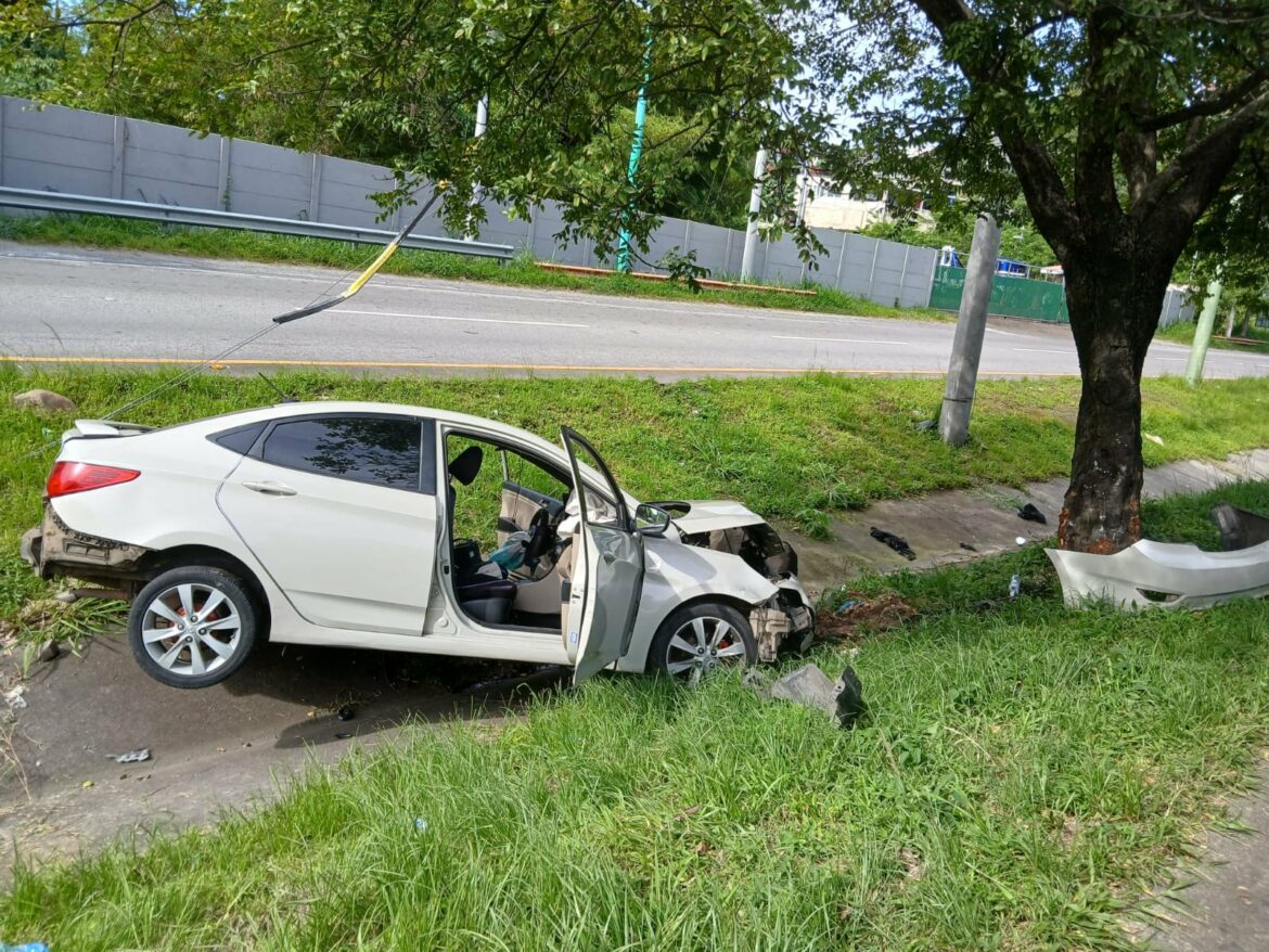Por excesiva velocidad conductor perdió el control y chocó contra un árbol en autopista a Comalapa