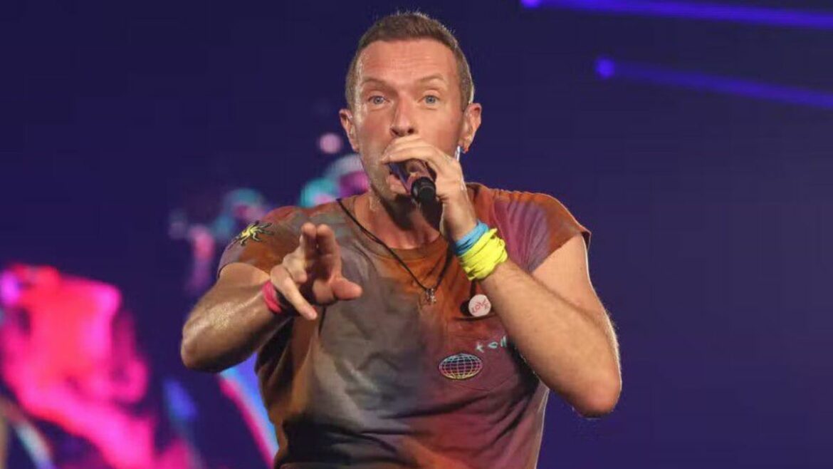 La divertida advertencia de Chris Martin al público durante una nueva “kiss cam” tras el escándalo de Andy Byron