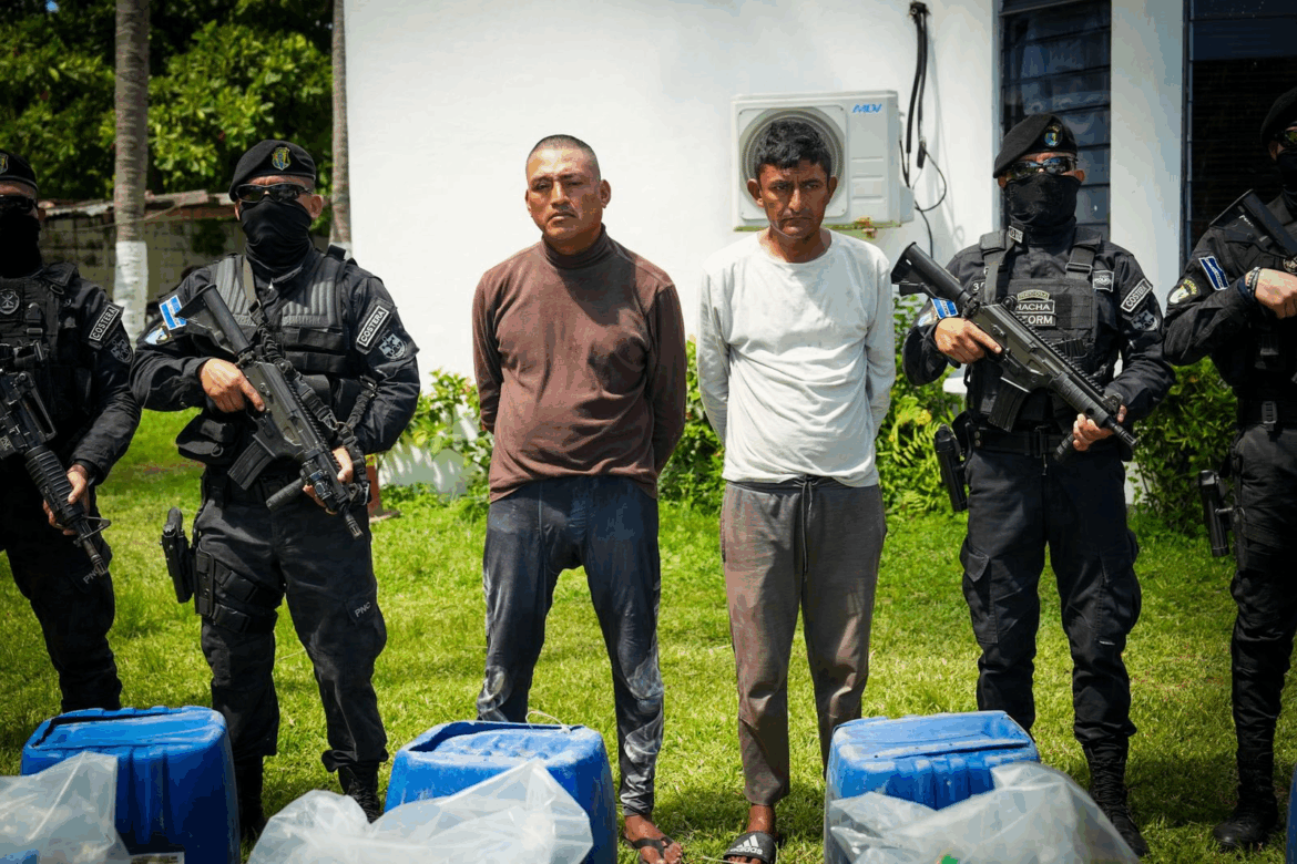 Interceptan a dos guatemaltecos con cocaína valorada en $17 millones