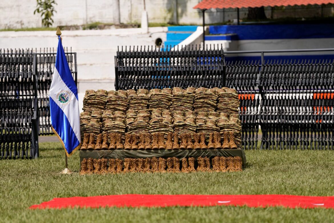 Ministro de Defensa entrega más de $3 millones en armamento y equipo a la Primera Zona Militar