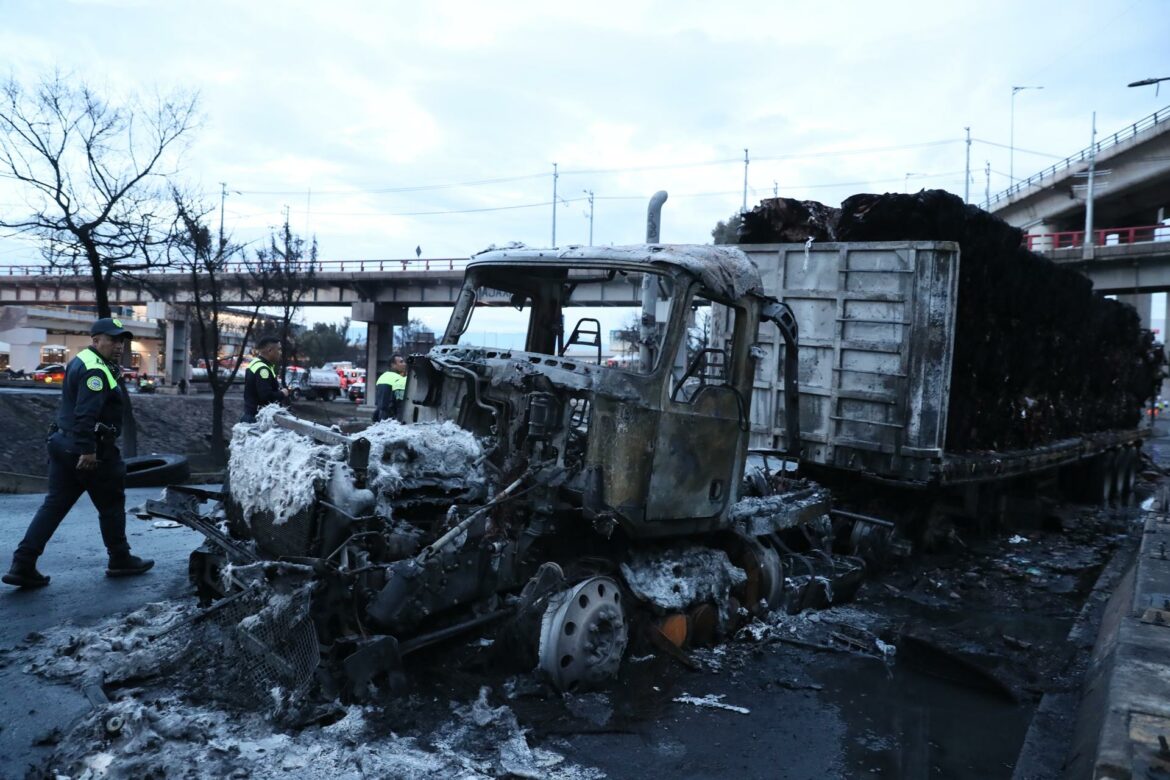 Escenas de caos y vehículos calcinados: Explosión de camión cisterna en Ciudad de México deja al menos 3 muertos y 70 heridos