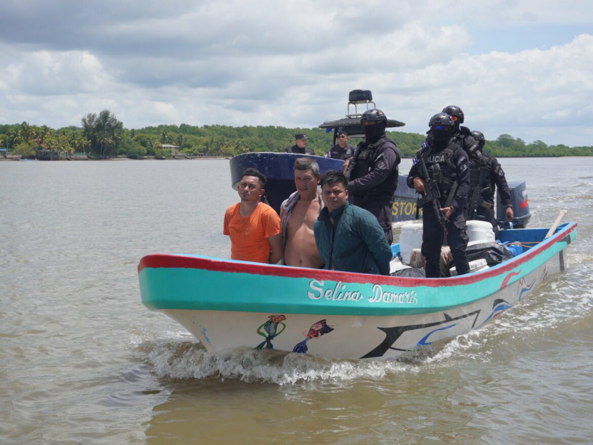PNC detiene a tres sujetos con cocaína valorada en $9 millones frente a las costas de Sonsonate