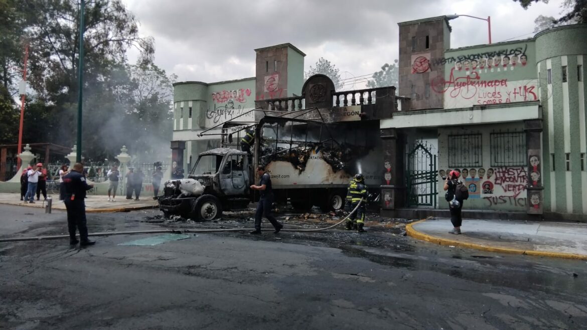 A 11 años de Ayotzinapa, encapuchados atacan instalaciones militares en la capital de México