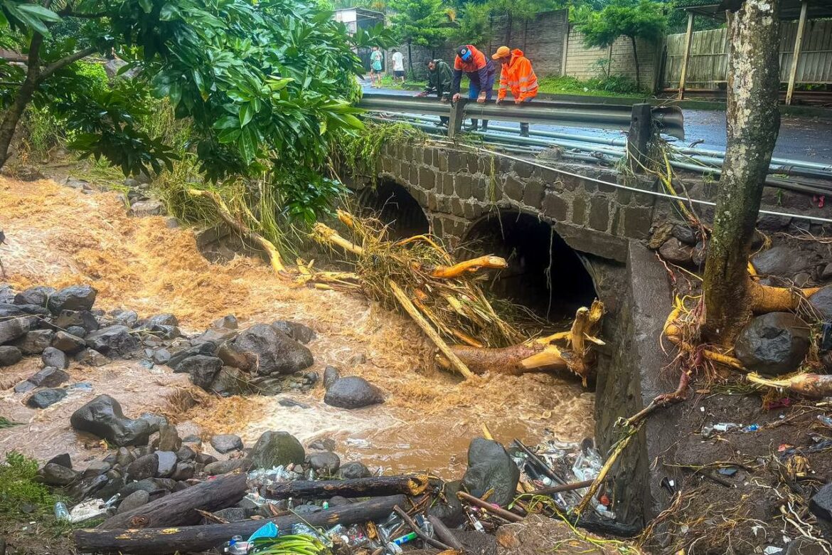 Desborde de ríos en Ahuachapán provoca evacuación de familias y daños en infraestructura
