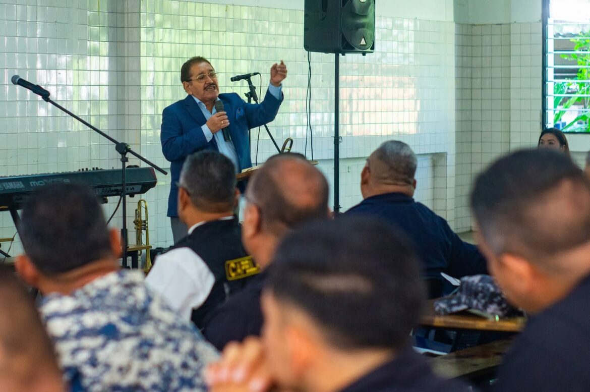 Pastor Mauricio Navas comparte mensajes de fe a personal policial y de seguridad