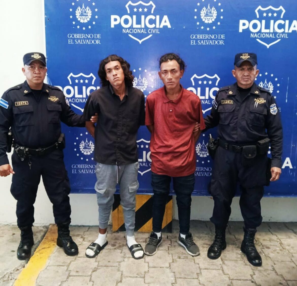 PNC captura a dos limpiaparabrisas que amenazaron y dañaron vehículo de ciudadano en San Salvador