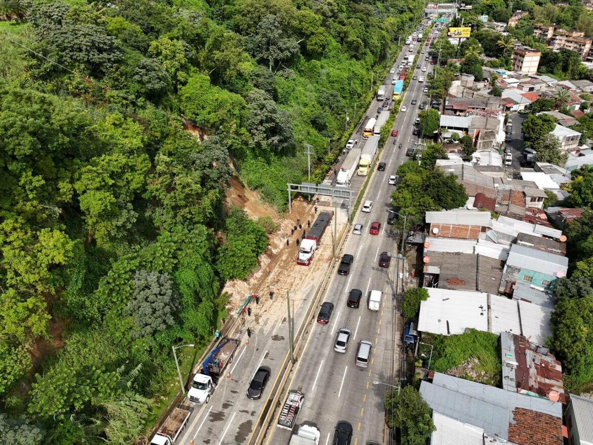 MOP y FOVIAL intervienen talud en la autopista a Comalapa tras deslizamiento