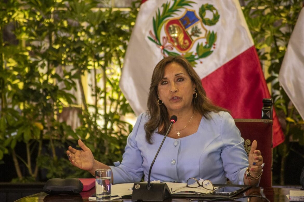 Partidos de derecha e izquierda se unen para apoyar la destitución de la presidenta peruana Dina Boluarte