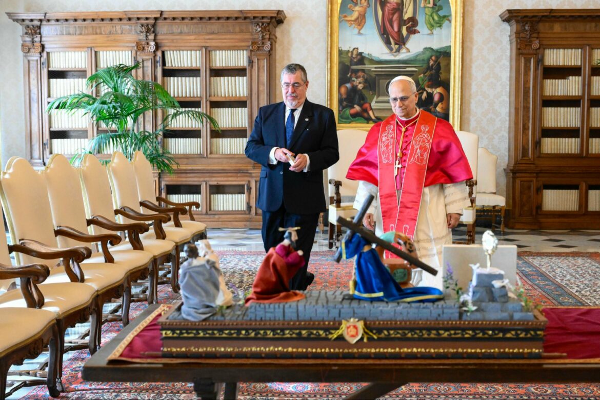 El papa León XIV se reunió con el mandatario guatemalteco Bernardo Arévalo
