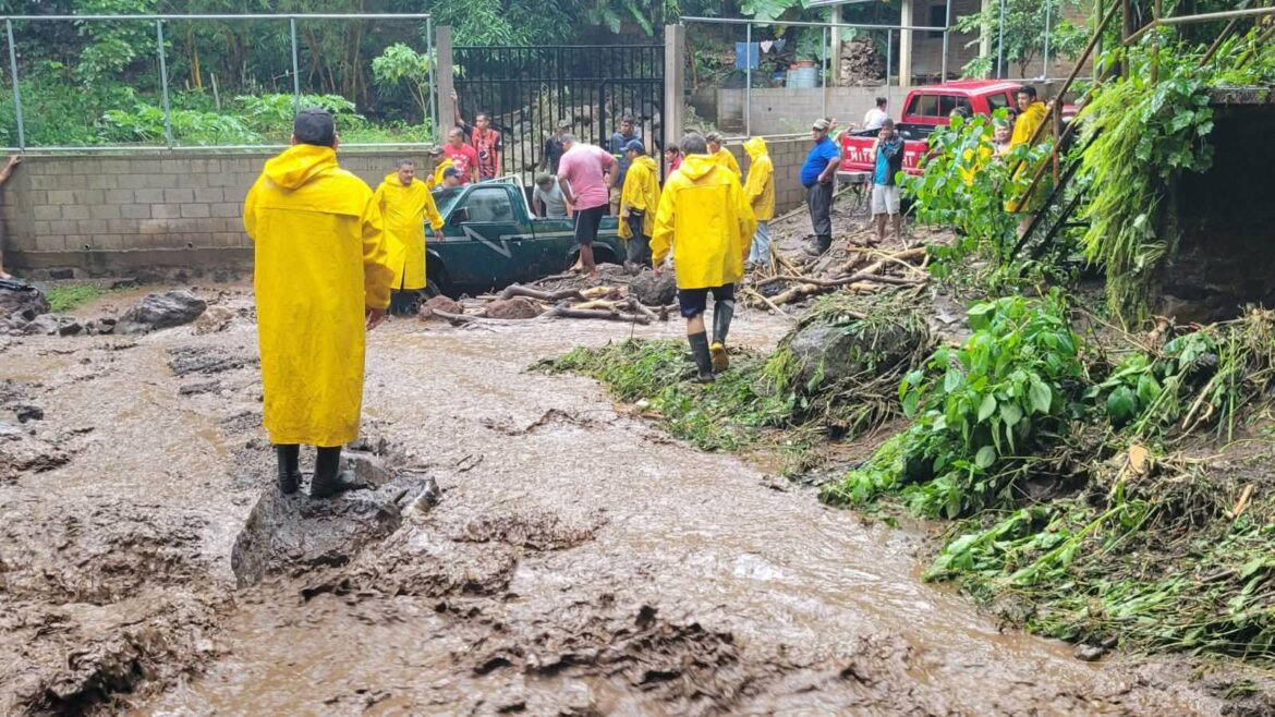 Autoridades atienden emergencias por lluvias en Chinameca, San Miguel Oeste