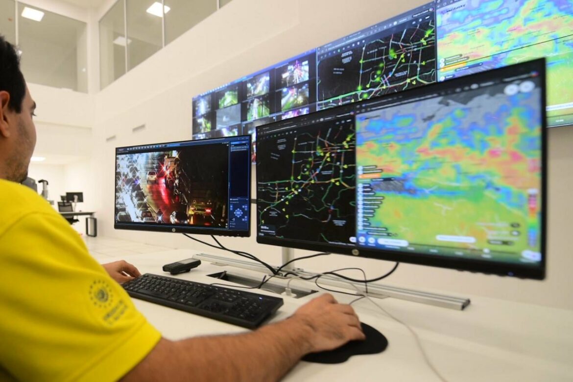 Centro de Monitoreo del VMT supervisa en tiempo real carreteras y semáforos ante emergencia por lluvias