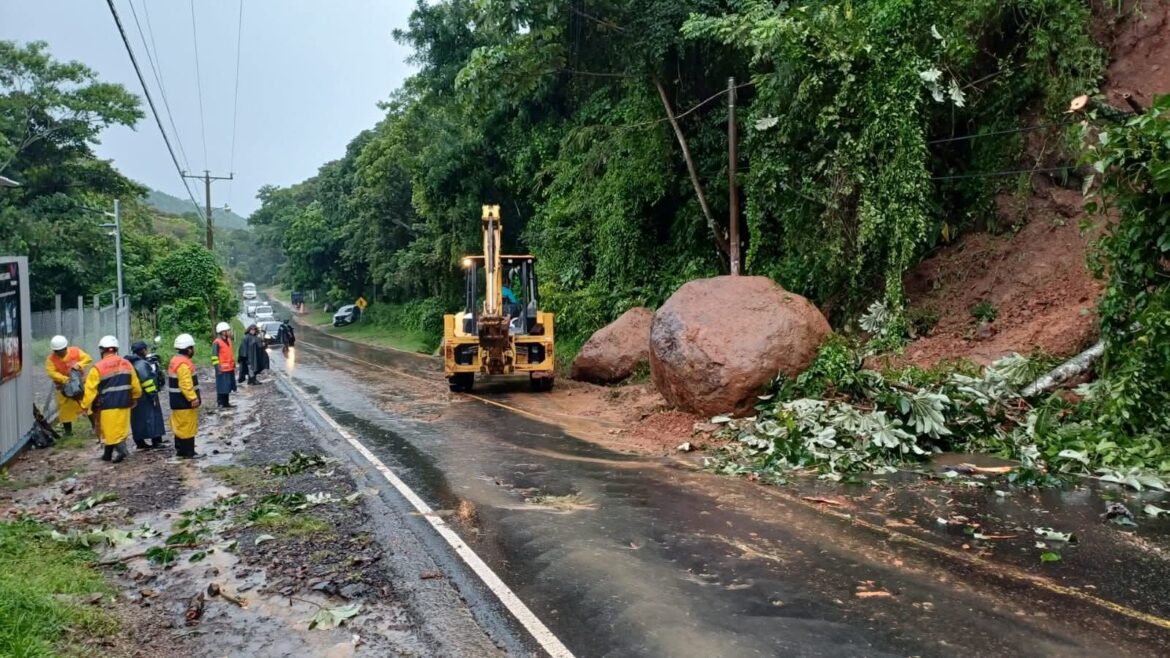 Intensas lluvias provocan derrumbes y bloqueos en San Salvador Sur