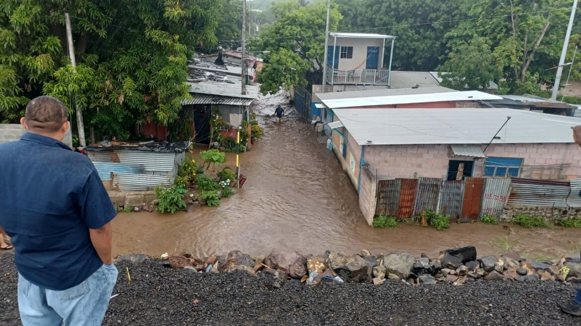 Viviendas inundadas por el desbordamiento del río Chilama, en La Libertad Costa