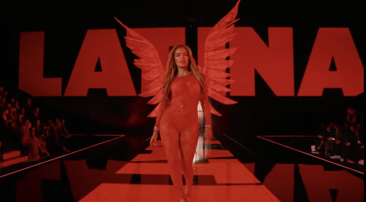 Karol G deslumbra en el Victoria’s Secret Fashion Show 2025 con un impactante atuendo rojo