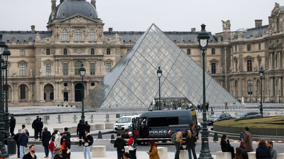 Roban nueve joyas del museo Louvre: tienen un valor “incalculable” según Gobierno francés