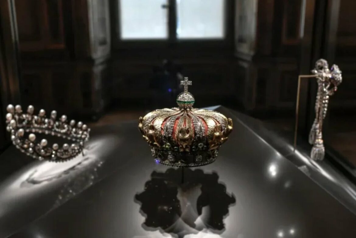 Louvre estima en 88 millones de euros el valor de las joyas robadas en el “robo del siglo”
