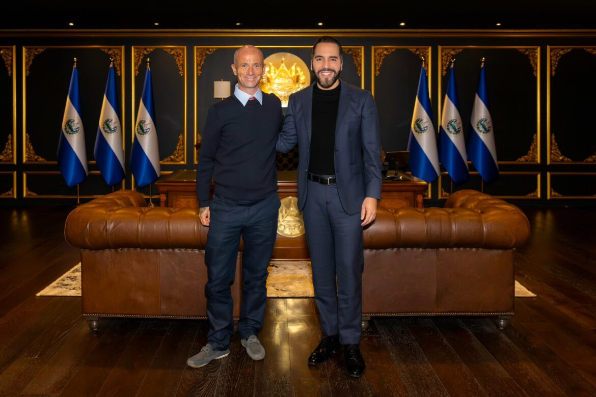 Presidente Bukele se reúne con popular rescatista internacional de animales