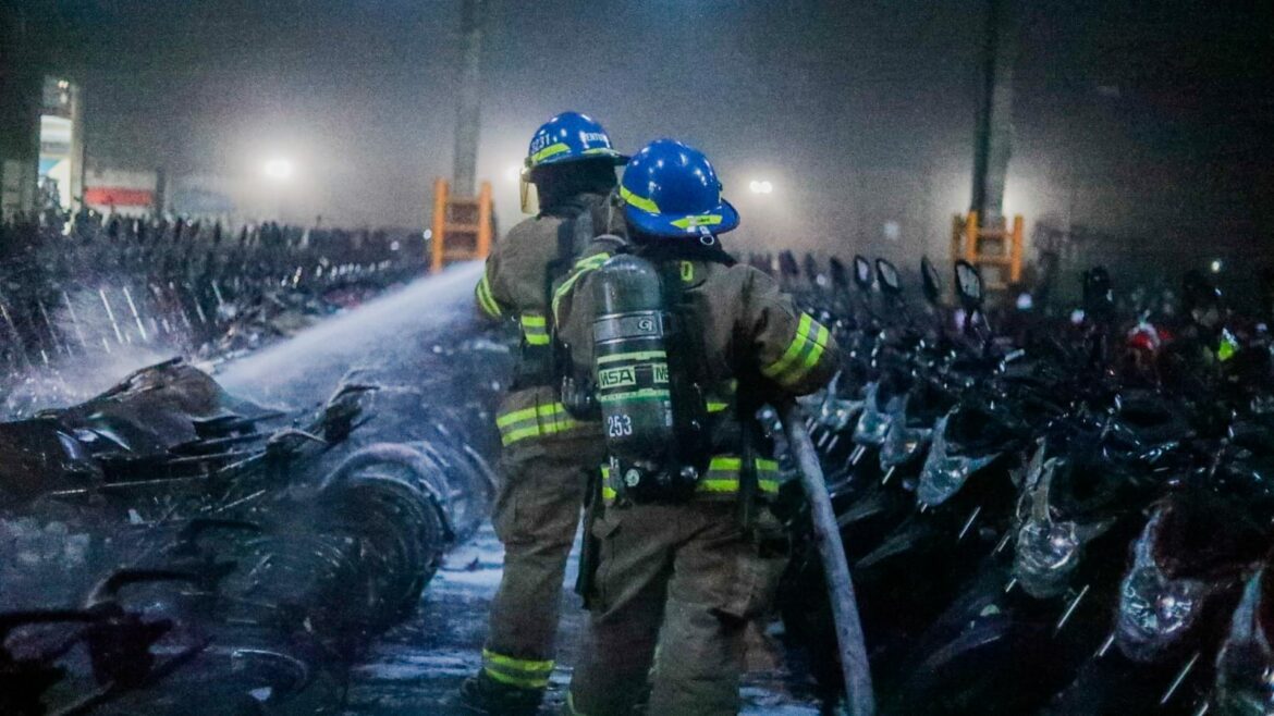 Bomberos evita propagación de incendio en bodega de motos en Soyapango