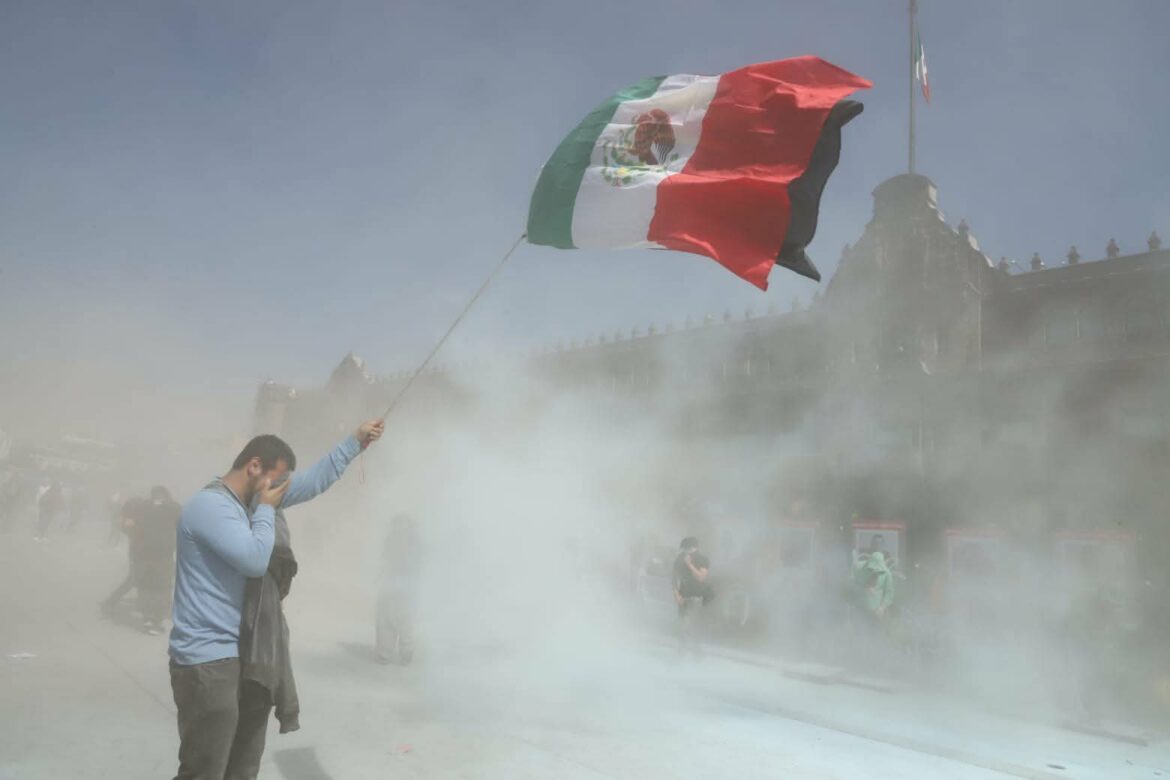 Disturbios en el Zócalo: Marcha de la ‘Generación Z’ en CDMX termina en enfrentamiento con policías