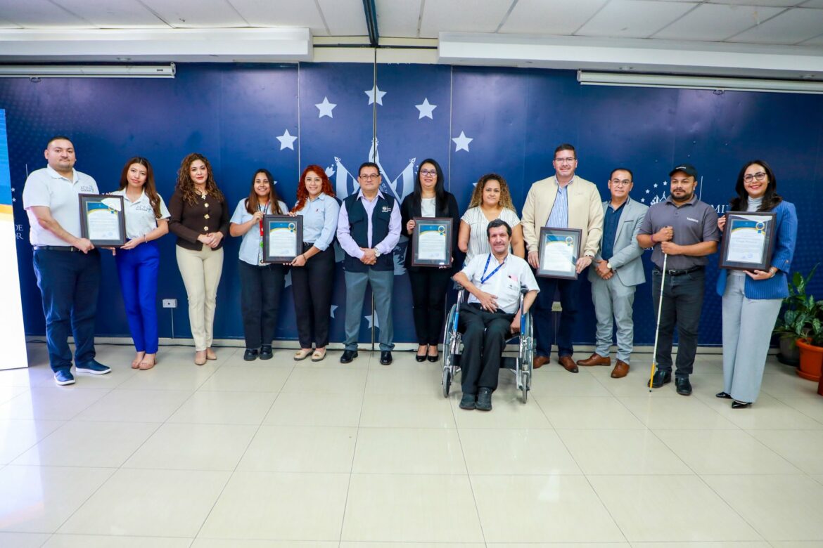 Ministro Castro entrega reconocimientos a empresas modelo en inclusión laboral de personas con discapacidad