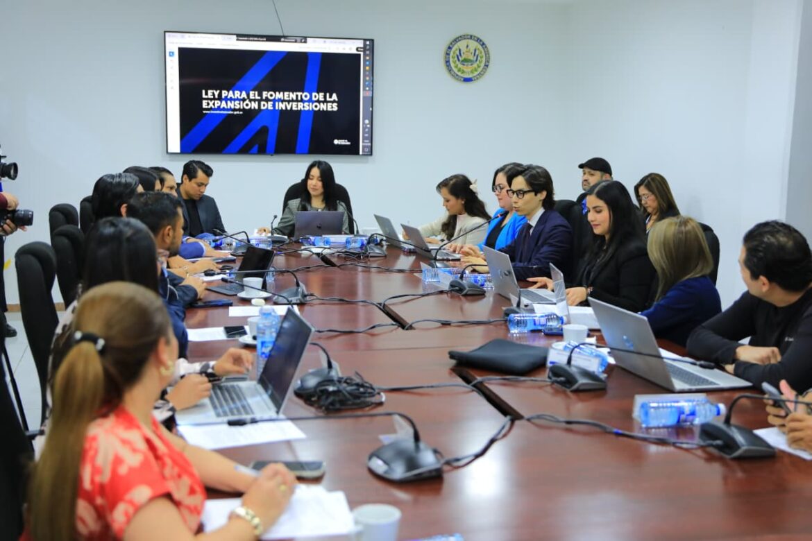 Comisión legislativa avala ley para impulsar la expansión de inversiones en El Salvador con beneficios fiscales