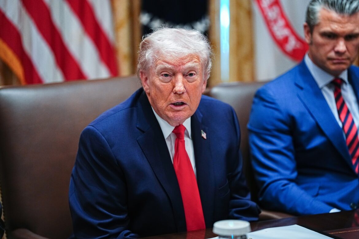 Trump firma orden ejecutiva para imponer aranceles a países que vendan petróleo a Cuba