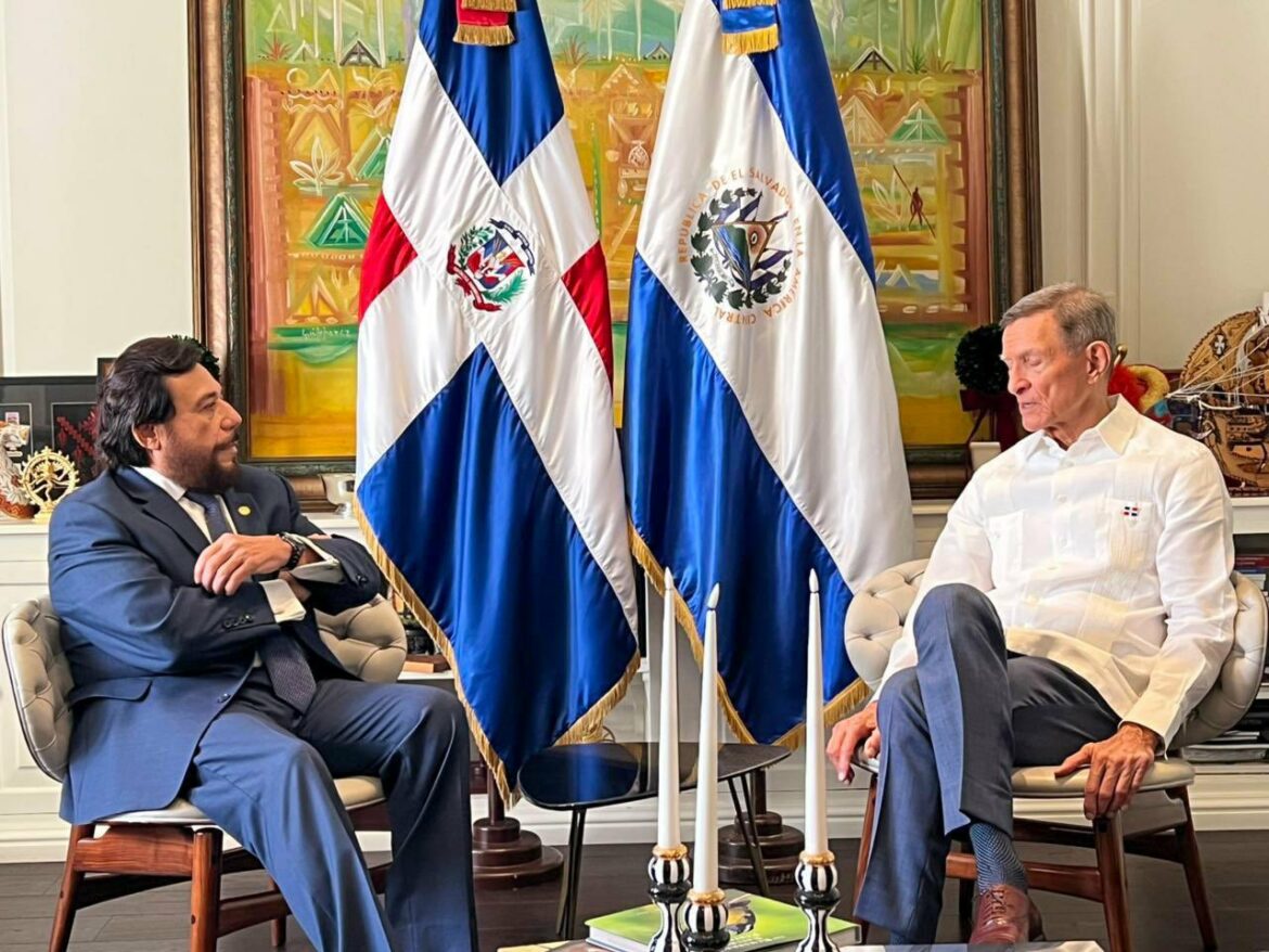 Vicepresidente Ulloa refuerza vínculos con República Dominicana en congreso internacional