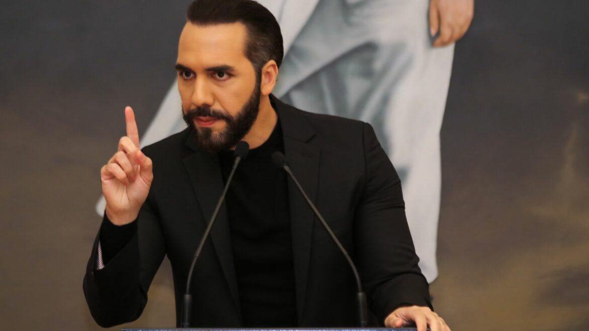 Bukele “no debería permitir que los alcaldes peor evaluados usen su imagen (para ser candidatos nuevamente)”: analista Espinoza
