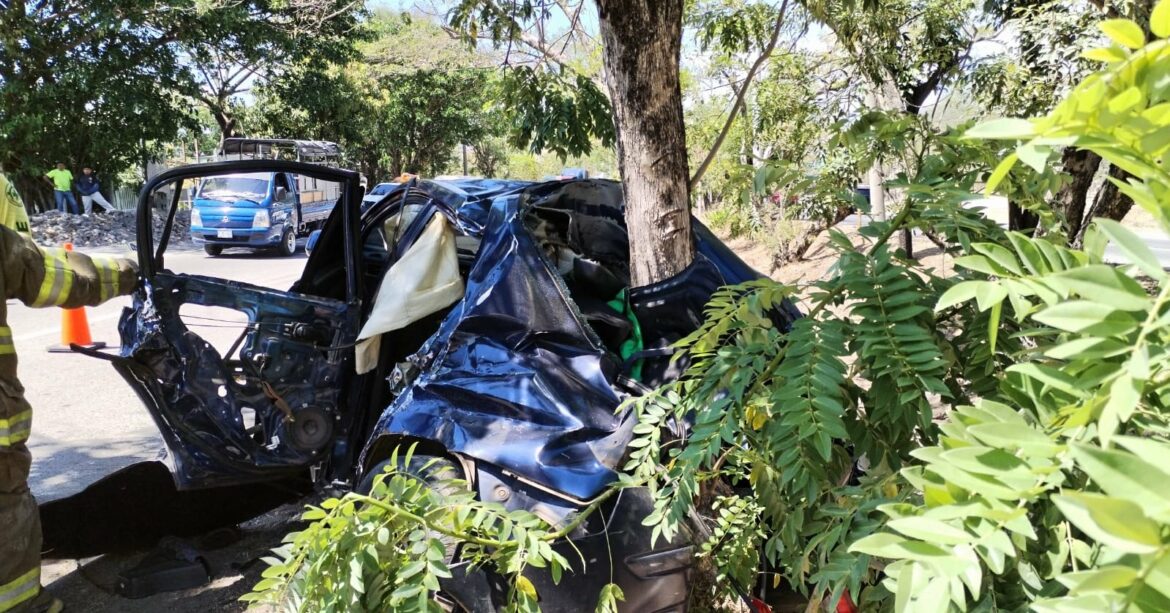 Mujer y menor de edad fallecen en aparatoso accidente en la carretera al Aeropuerto