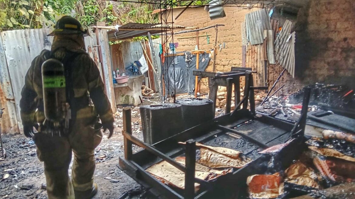 Explosión en taller clandestino de pirotecnia deja solo daños materiales en Santa Ana