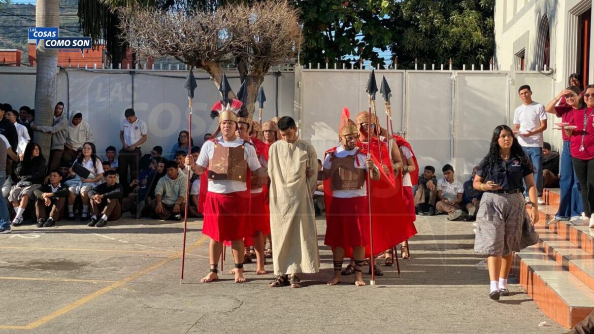 Vía Crucis Viviente de Itexsal reúne a estudiantes, docentes y padres en una tradición de 15 años
