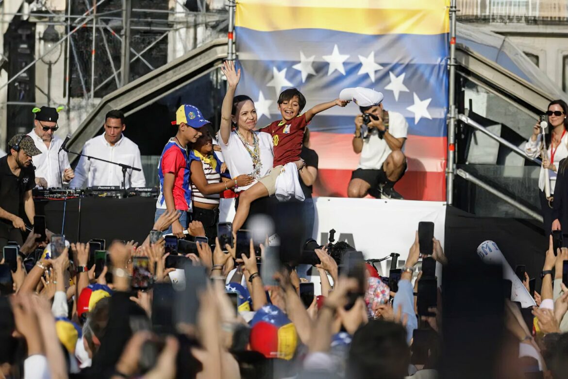 Corina Machado avisa a venezolanos en Madrid que se preparen para regresar a su país