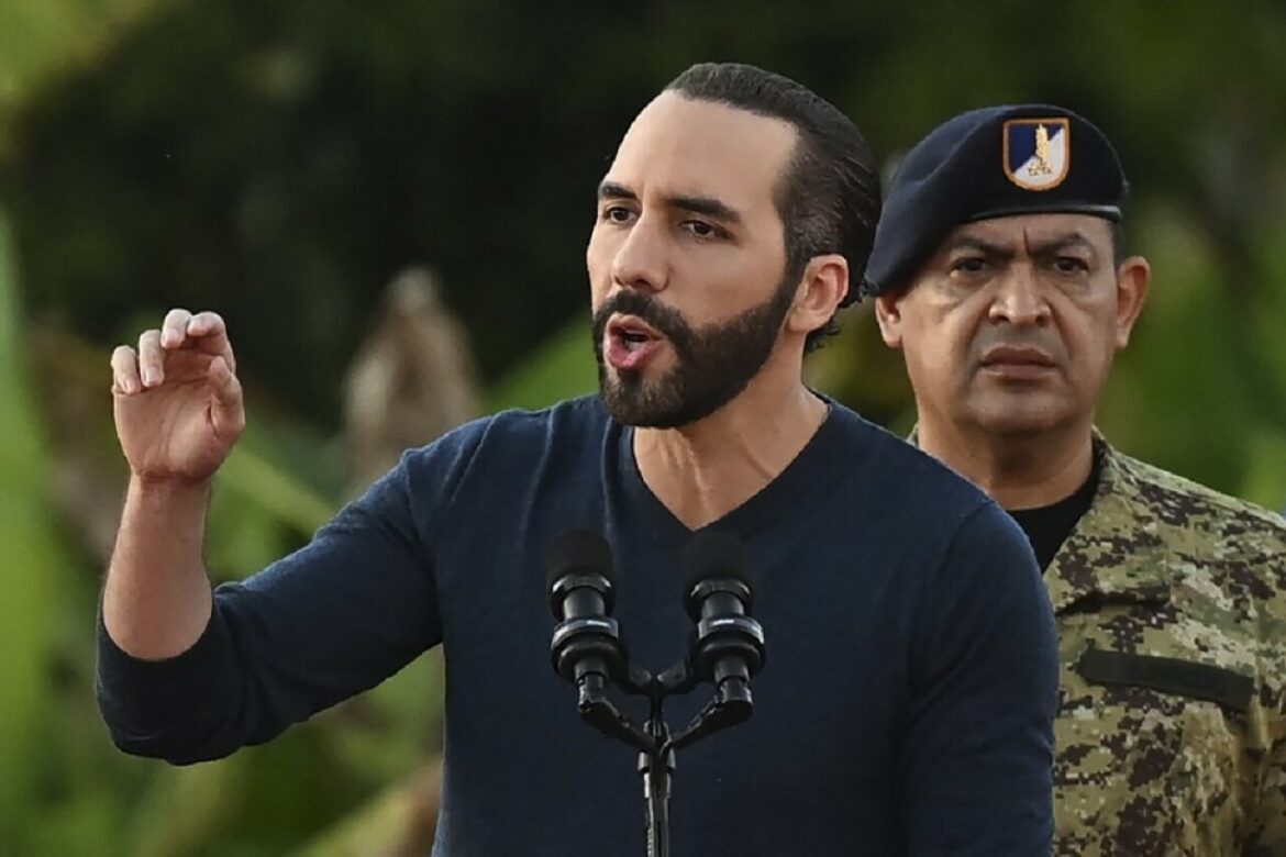 Presidente Bukele cuestiona vigencia de sistemas legales tradicionales y defiende juicios masivos contra criminales