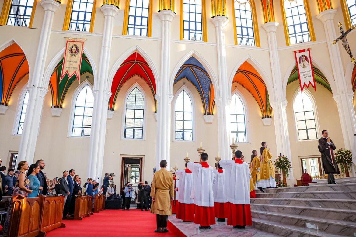 Presidente Bukele participa en la misa de dedicación de la Iglesia Virgen de Fátima en San Salvador