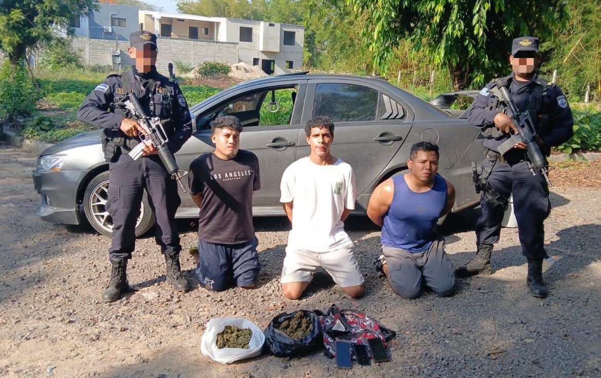 Tres sujetos son detenidos con droga en carretera hacia San Salvador