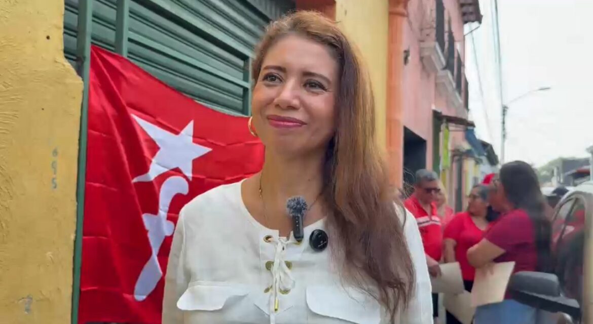 Bethy Arana se inscribe como precandidata a diputada por el FMLN