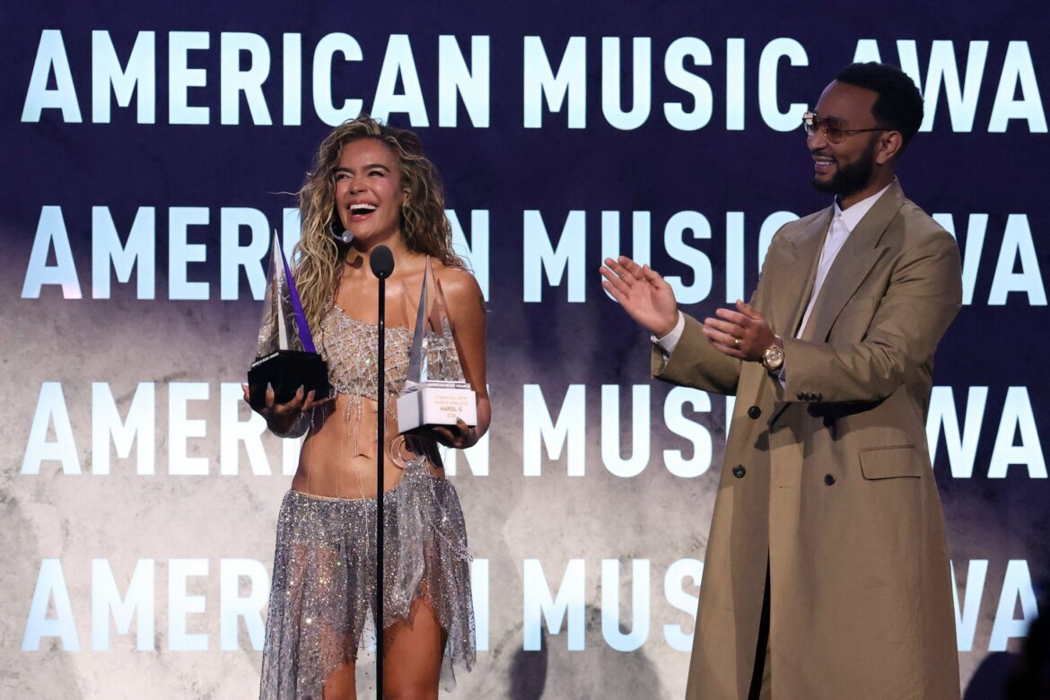 Karol G recibe premio a la Excelencia Artística Internacional en los American Music Awards 2026