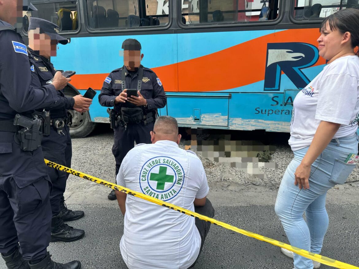 Mujer muere atropellada por autobús en Soyapango