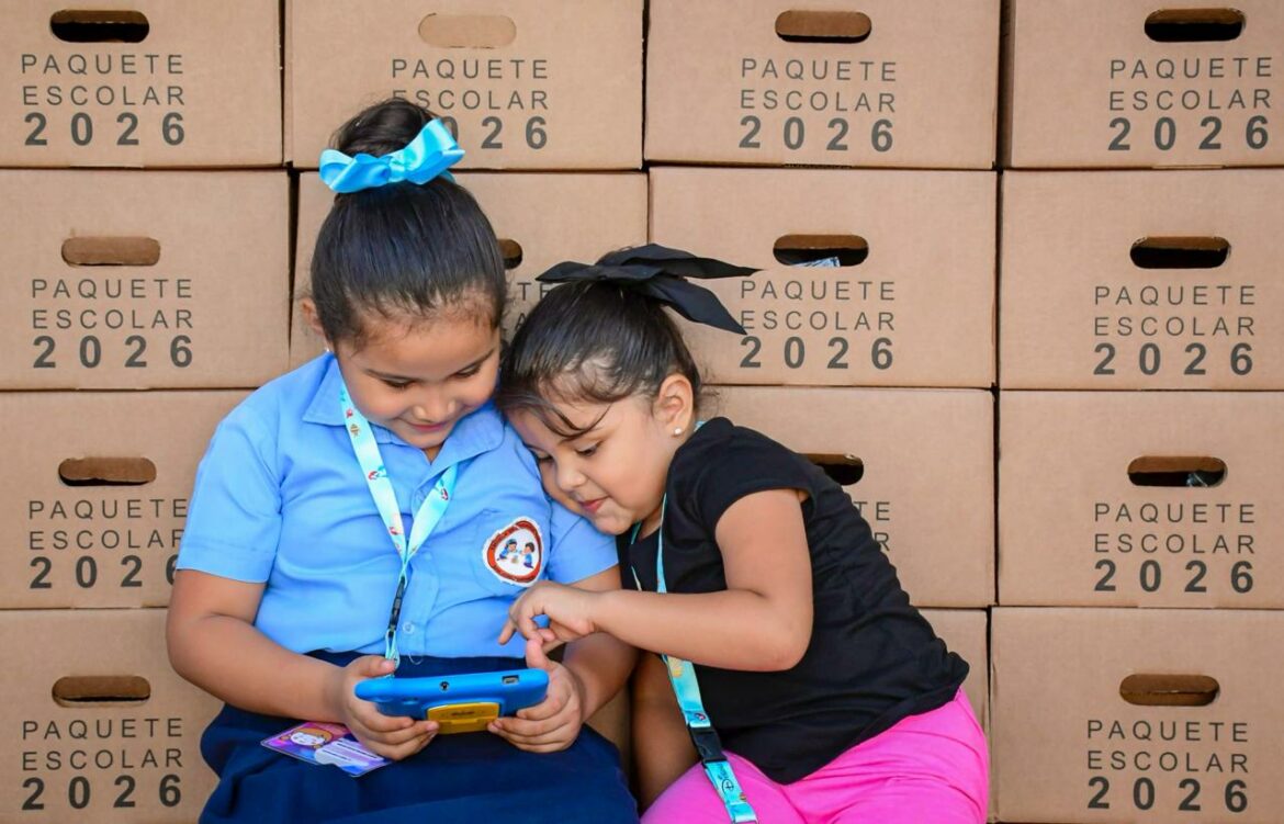 Bukele destaca entrega total de paquetes escolares y proyecta a El Salvador como referente en educación