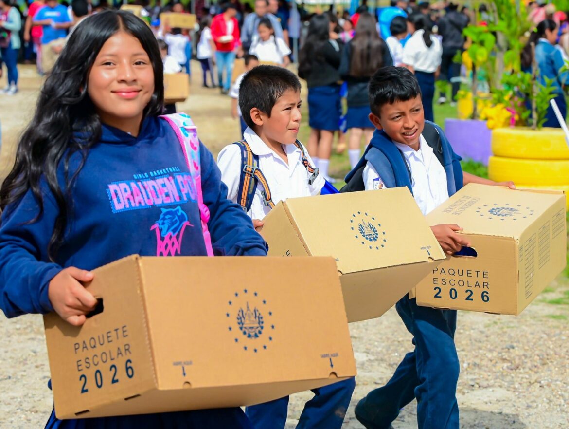 Gobierno entrega 680 paquetes escolares a estudiantes con doble nacionalidad en Perquín