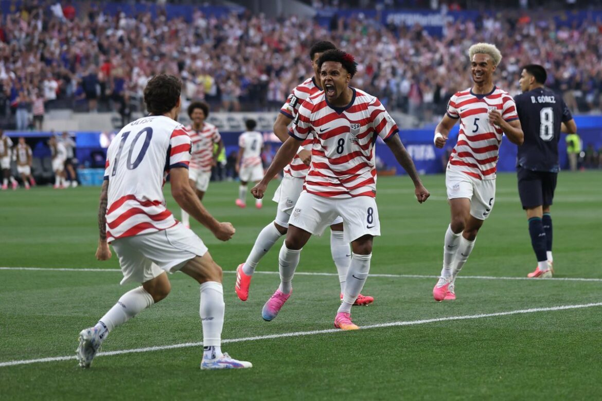 Estados Unidos aplasta 4-1 a Paraguay en su debut mundialista y lidera el Grupo D