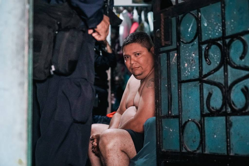 Hombre acusado de crear material de abuso sexual infantil seguirá en prisión