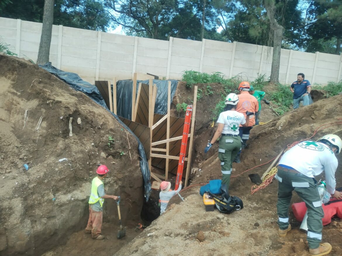 Trabajador muere y otro resulta herido tras colapso de talud en obra de construcción en Santa Ana