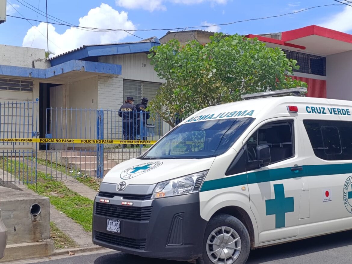 Encuentran sin vida a una pareja de adultos mayores en una vivienda de Santa Ana