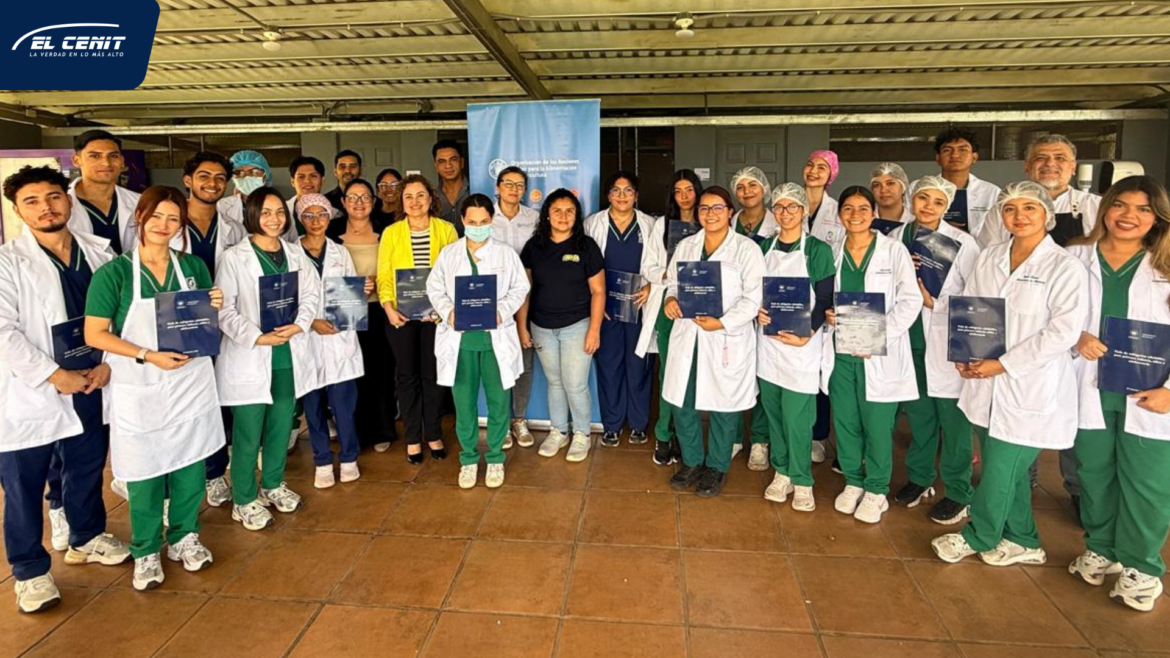 Estudiantes de nutrición aplican conocimientos en taller práctico sobre refrigerios saludables junto a la FAO