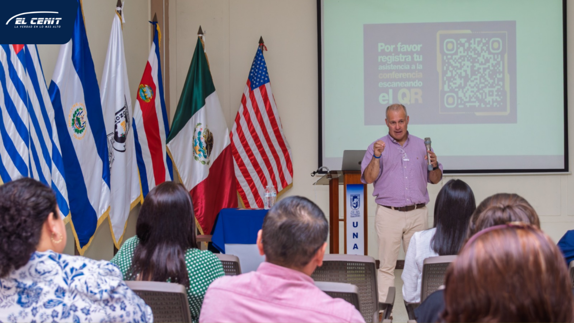 Académico colombiano expone en UNASA sobre innovación educativa y tecnologías digitales