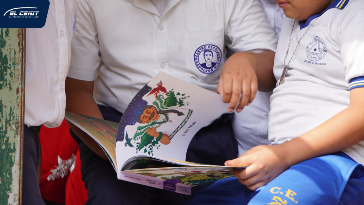 Jornada cultural promueve la lectura en estudiantes del Centro Escolar Napoleón Ríos