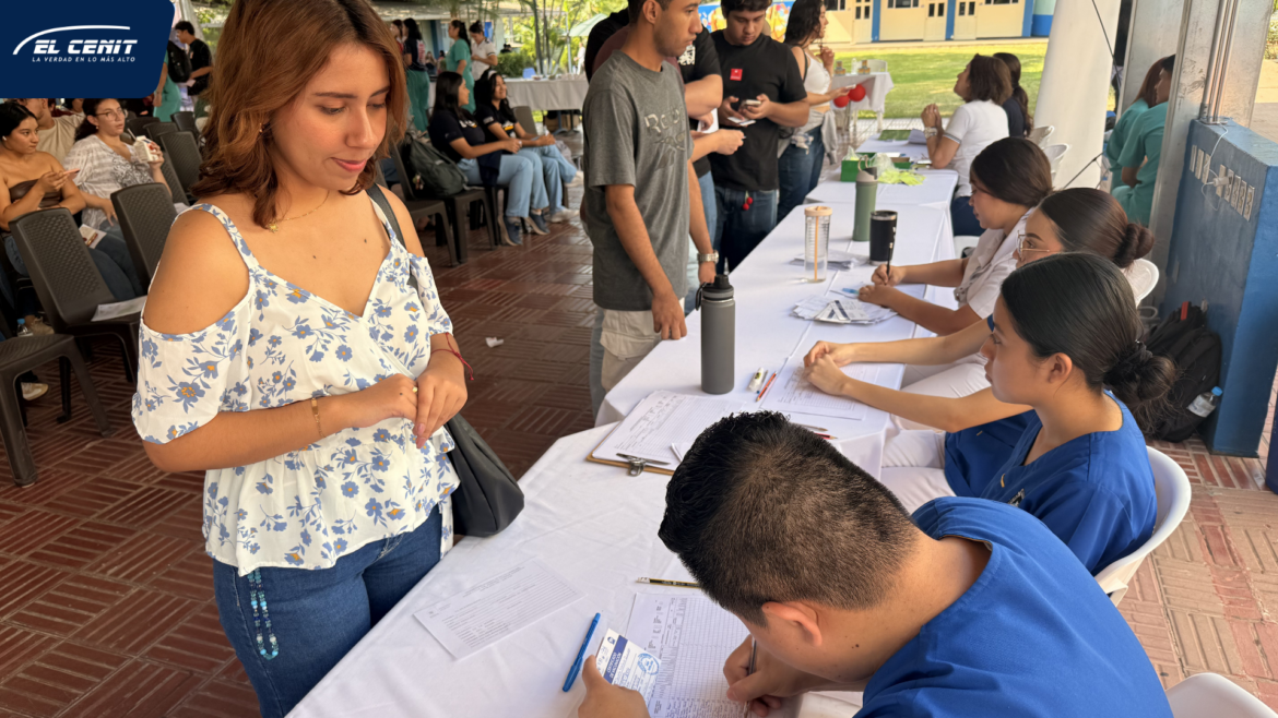 Estudiantes de salud de UNASA reciben vacunación previa a prácticas hospitalarias