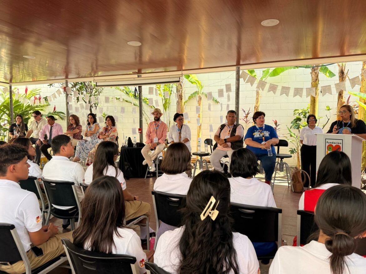 Poetas de cuatro países comparten sus versos con adultos mayores y jóvenes en Santa Ana